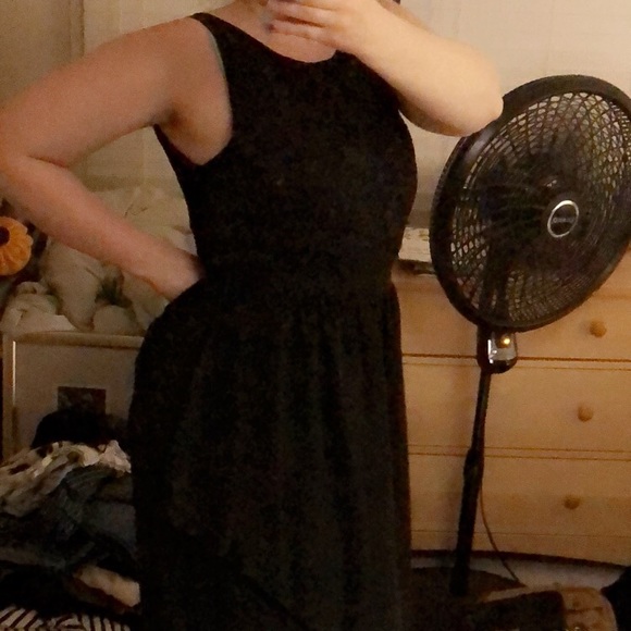 Black Lace-Bodice Sleeveless Gown - Picture 2 of 6